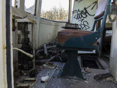 Pezzi di legna accatastati nella cabina di una locomotiva